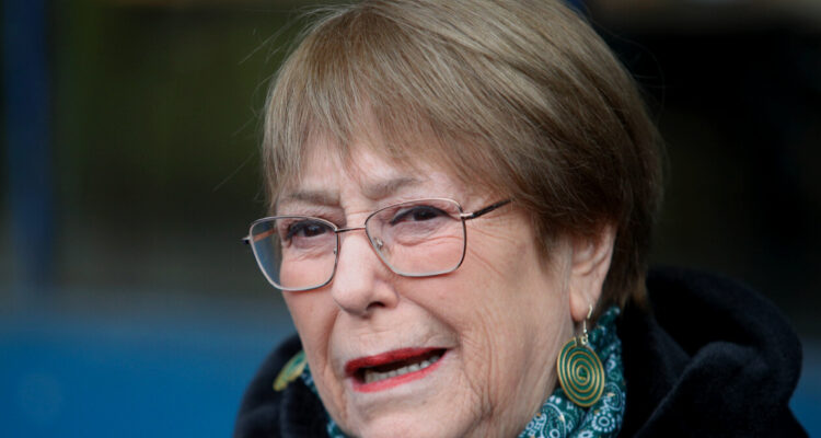 Expresidenta Bachelet alerta sobre riesgos para la democracia en foro regional