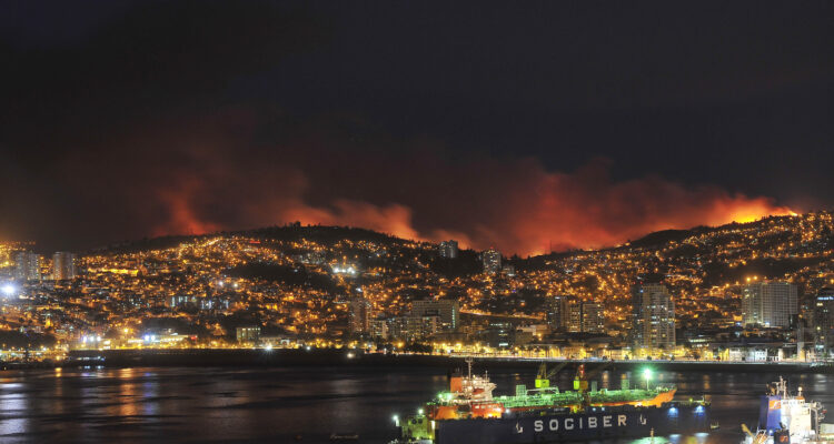 Familiares de fallecidos del megaincendio de Valparaíso acusan al Estado chileno ante la ONU por violación a derechos humanos