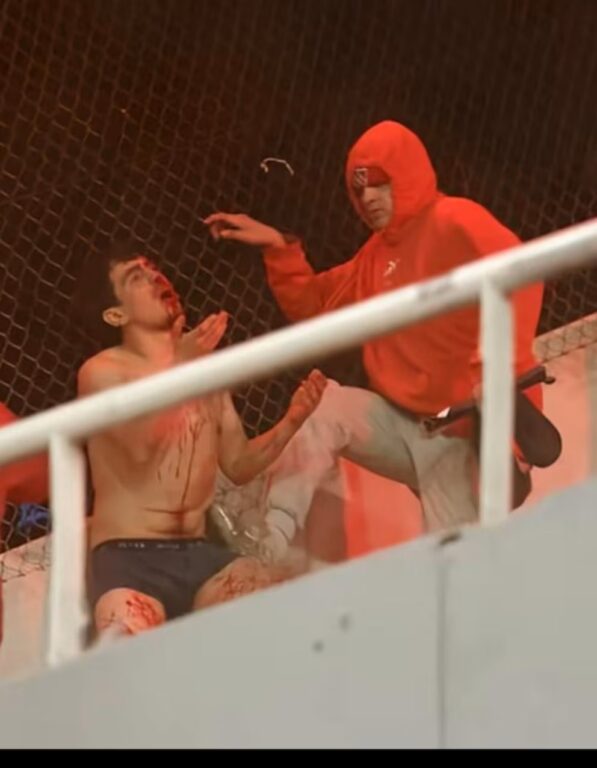 Barra de Independiente Federico Jiménez Arguello golpeando a Hincha de La U - Infobae