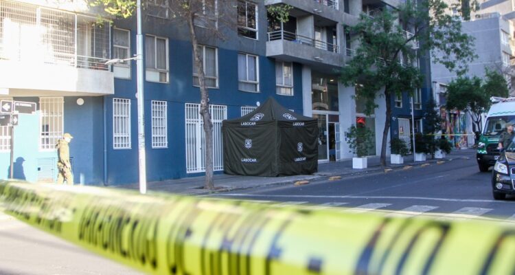 Femicidio en Santiago: hijo de mujer asesinada por su expareja sobrevivió al ataque
