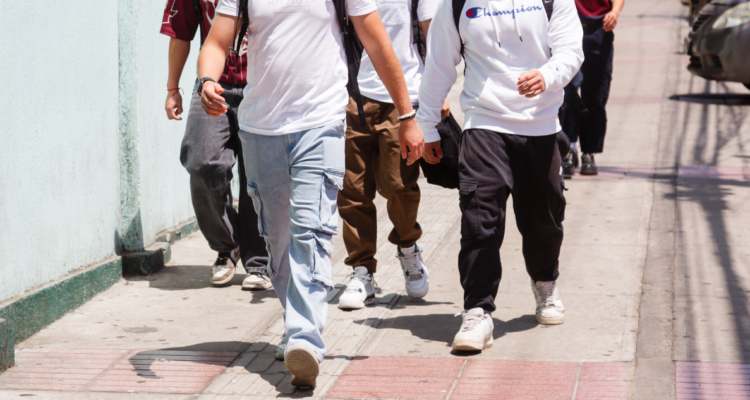 Foto de contexto de estudiantes caminando para nota sobre FES y el derecho a la educación