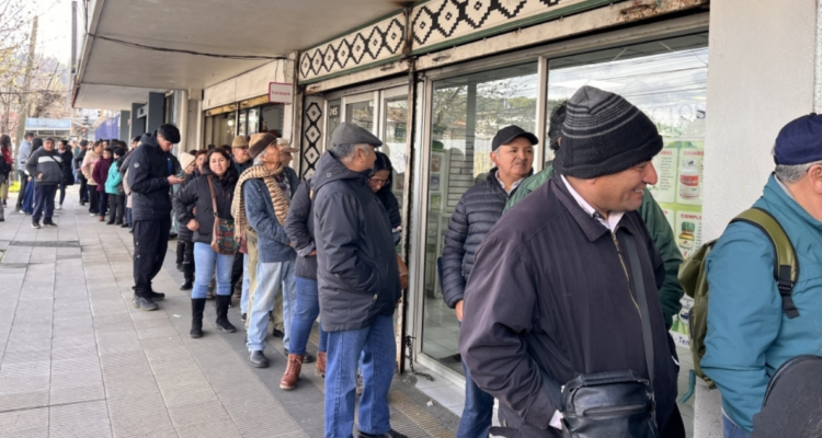 Filas de una hora y falta de información marcan compra de tarjeta Bipay en Temuco y Padre Las Casas