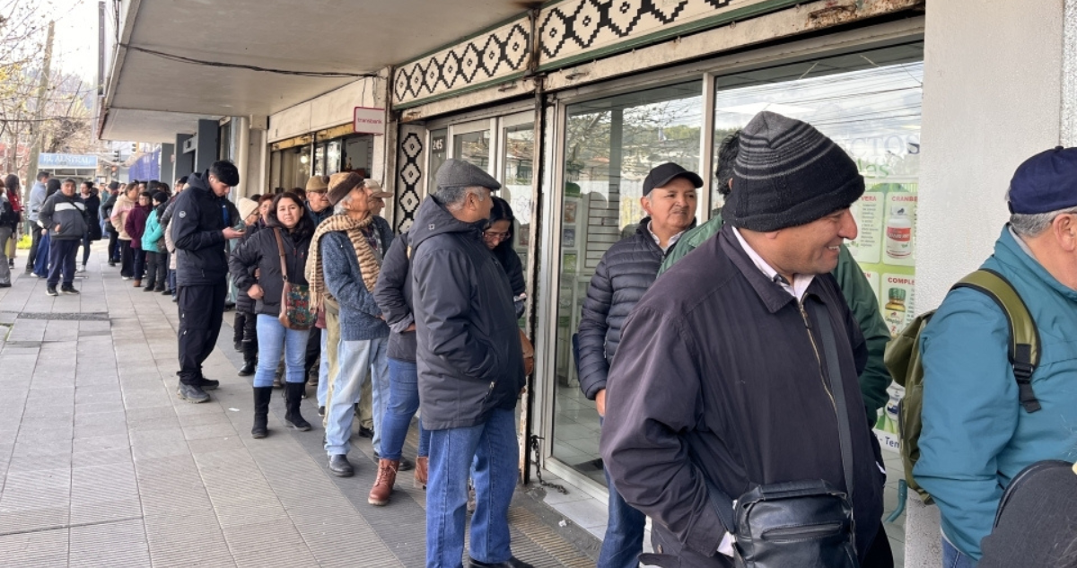 Filas de una hora y falta de información marcan compra de tarjeta Bipay en Temuco y Padre Las Casas