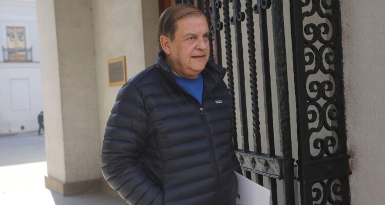 Francisco Vidal renuncia a la presidencia del directorio de TVN y apunta contra Kast: “Una ofensa”