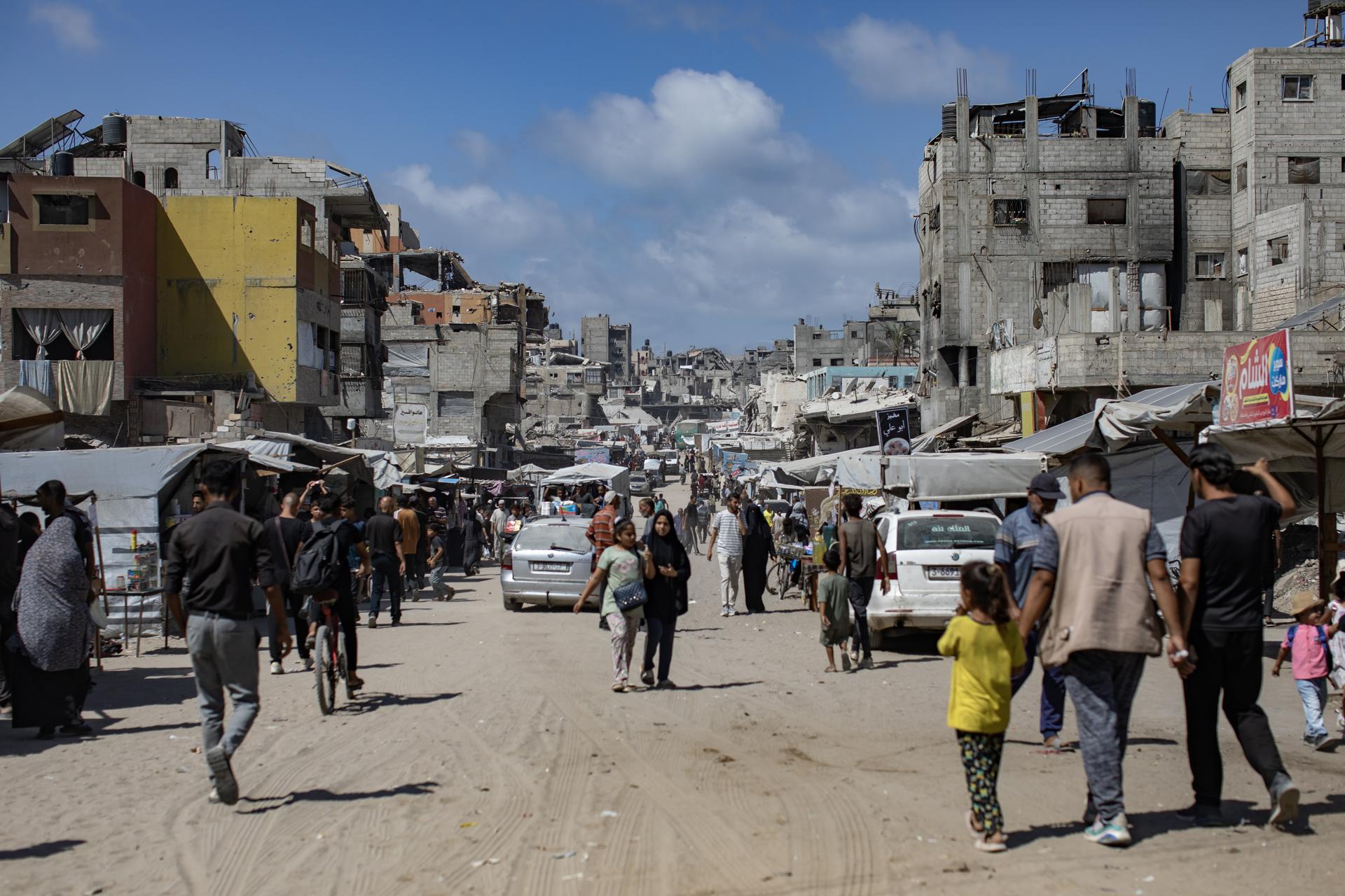 Palestinos caminan en Jan Yunis, en el sur de Gaza