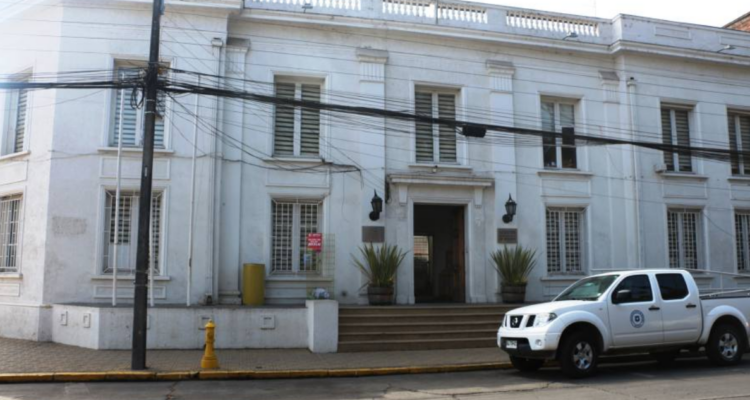 Funcionario destituido por viajar con licencia estaría amotinado al interior del municipio de Molina