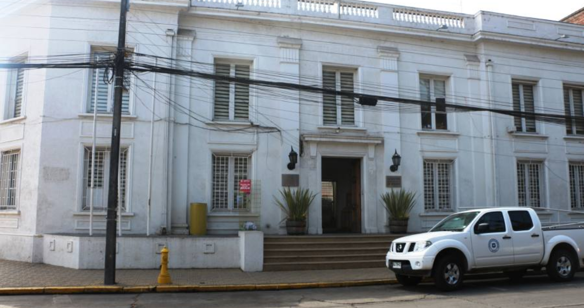 Funcionario destituido por viajar con licencia estaría amotinado al interior del municipio de Molina