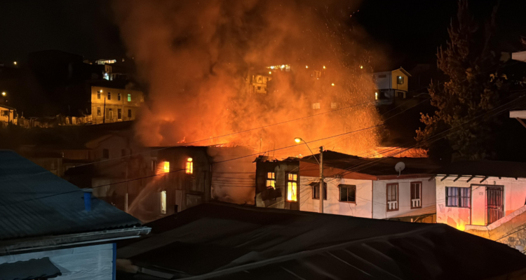 Incendio en cerro de Valparaíso deja cinco casas destruidas: 100 bomberos trabajaron en emergencia