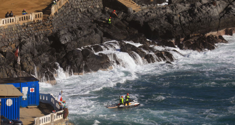 Mantienen desesperada búsqueda de niño que se lanzó al mar y no volvió a salir en Valparaíso