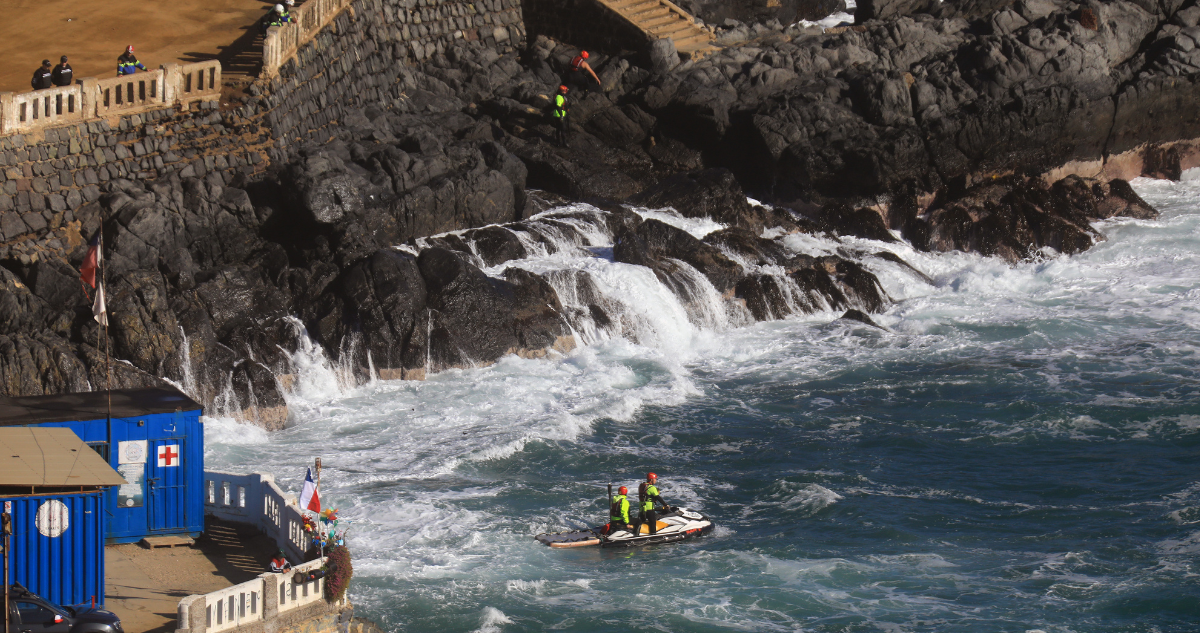 Mantienen desesperada búsqueda de niño que se lanzó al mar y no volvió a salir en Valparaíso