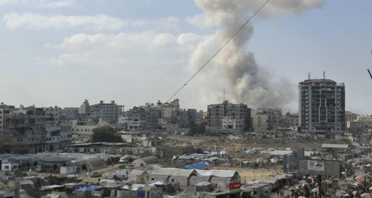 Columnas de humo se elevan de edificios este martes de la ciudad de Gaza durante los ataques del ejército israelí