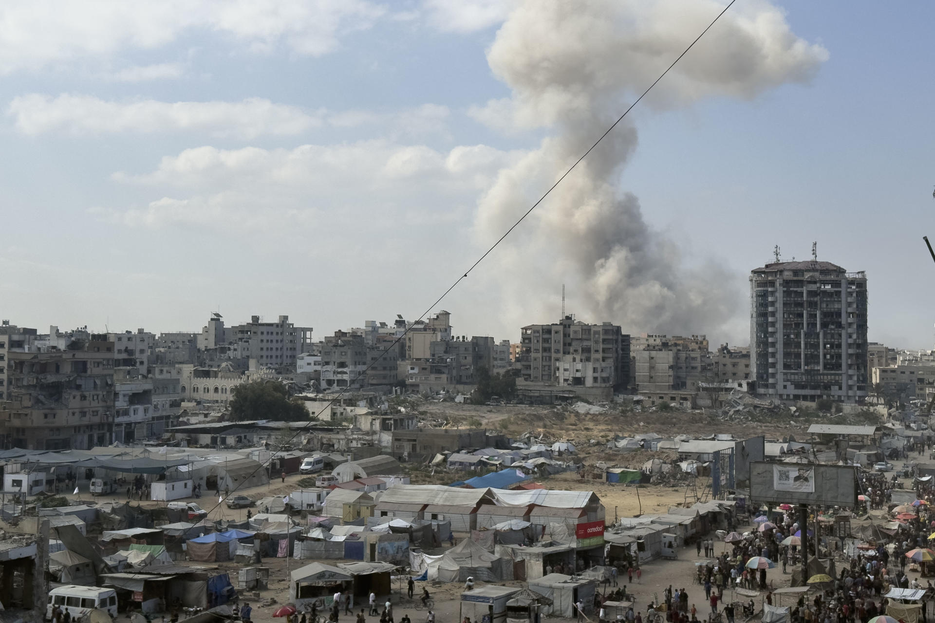 Columnas de humo se elevan de edificios este martes de la ciudad de Gaza durante los ataques del ejército israelí