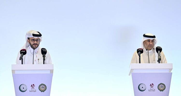 El portavoz del Ministerio de Asuntos Exteriores de Qatar, Majed al-Ansari (i), y el secretario general del Consejo de Cooperación del Golfo (CCG), Jassim al-Budaiwi (d) | EFE