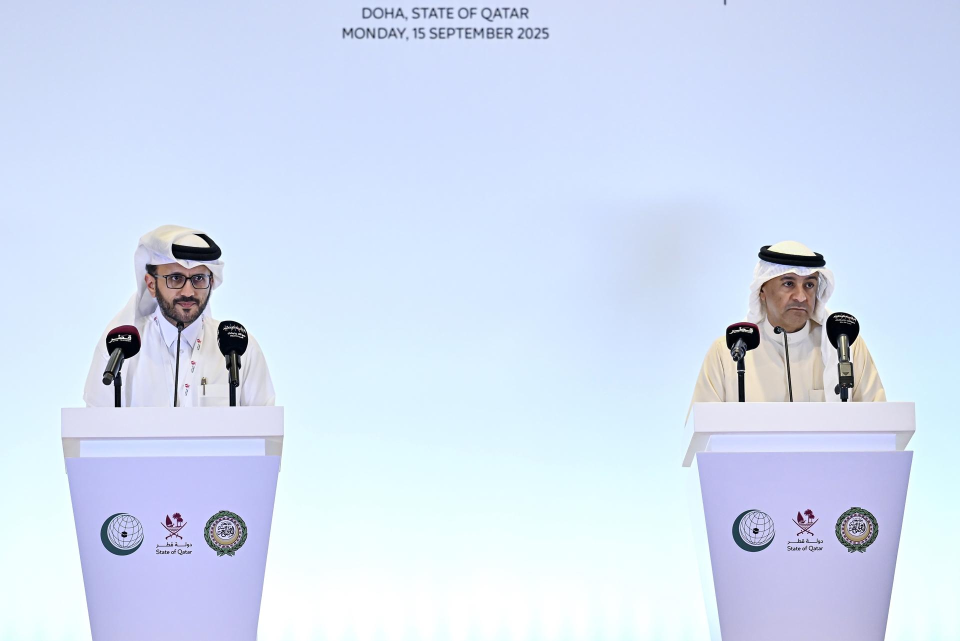 El portavoz del Ministerio de Asuntos Exteriores de Qatar, Majed al-Ansari (i), y el secretario general del Consejo de Cooperación del Golfo (CCG), Jassim al-Budaiwi (d) | EFE