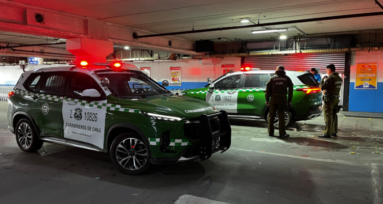 Dos guardias de seguridad fueron apuñalados por desconocidos al interior de supermercado en Valdivia