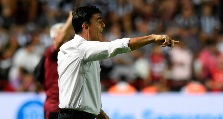 Gustavo Quinteros dirigiendo a Vélez en 2024