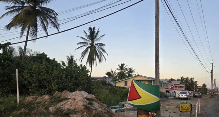 Imagen del 25 de agosto de 2025 donde se observa una bandera guyanesa en Georgetown