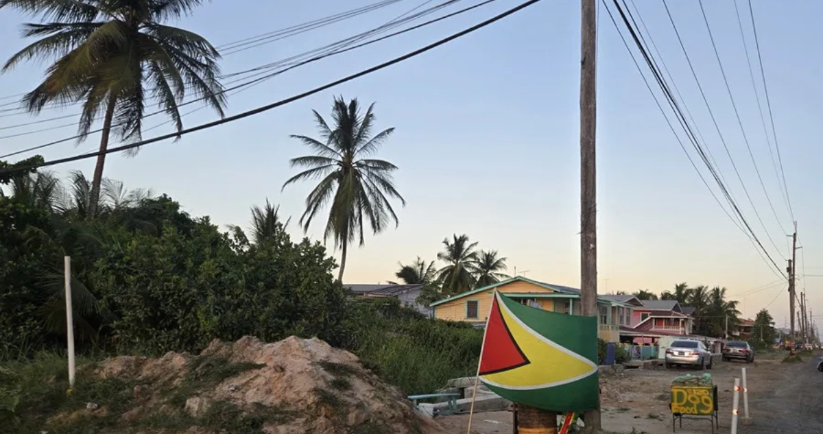Imagen del 25 de agosto de 2025 donde se observa una bandera guyanesa en Georgetown