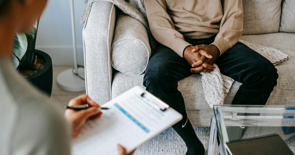 Foto de un hombre en una consulta para ilustrar nota sobre el encogimiento del pene