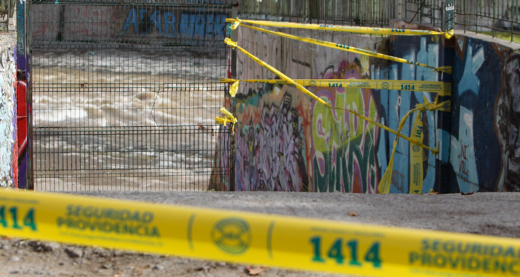 Hombre muere tras lanzarse a la ribera del Río Mapocho