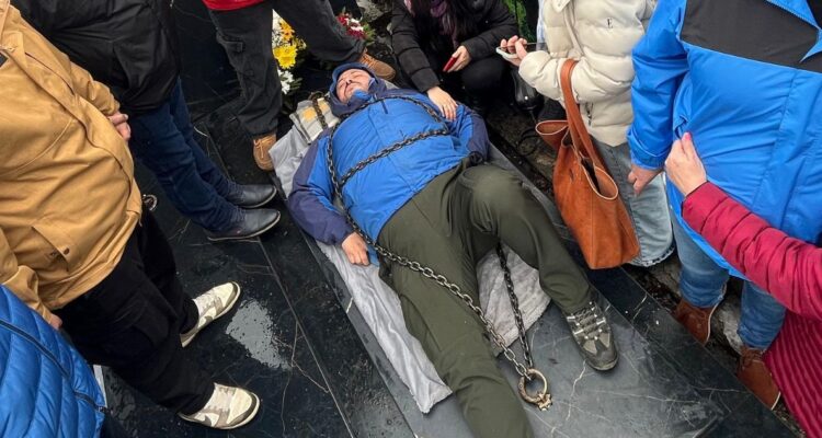 Curacautín: hombre se encadena a tumba para impedir traslado del cuerpo de su madre a otro cementerio