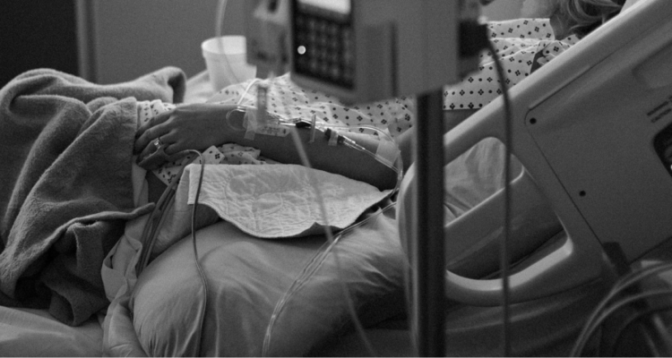 Foto de contexto de persona en el hospital para nota sobre el debate en torno a la eutanasia.