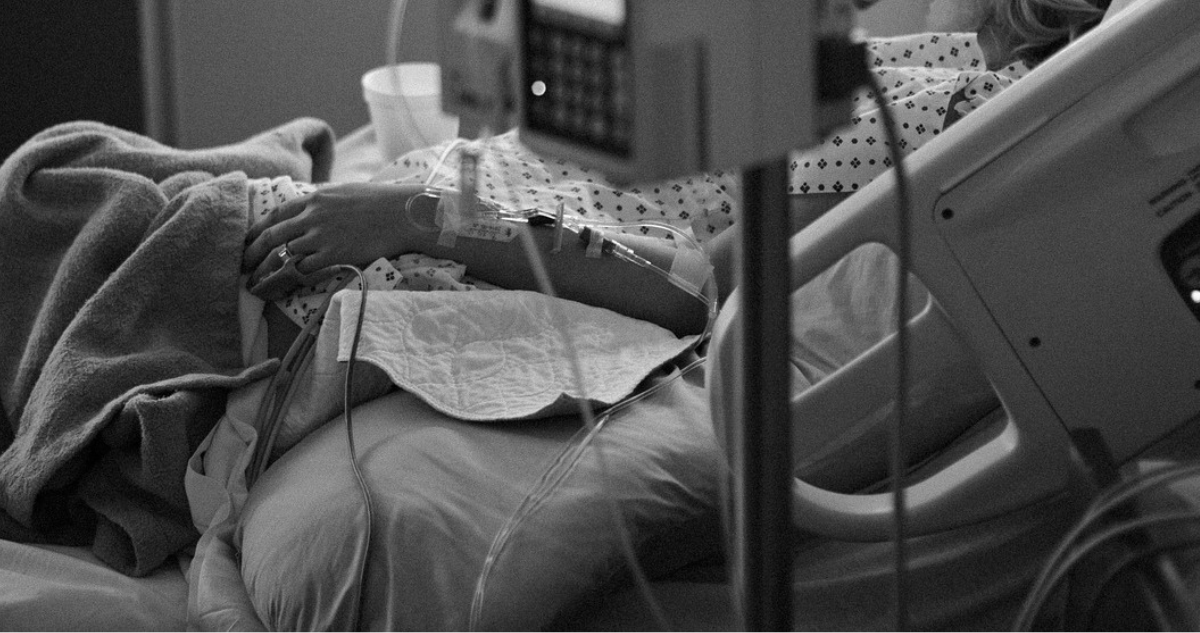Foto de contexto de persona en el hospital para nota sobre el debate en torno a la eutanasia.