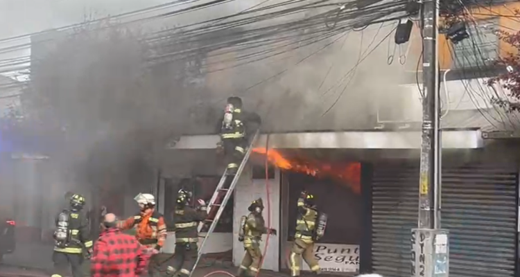 Incendio afecta a vivienda con locales comerciales en Temuco: bomberos trabaja en el lugar