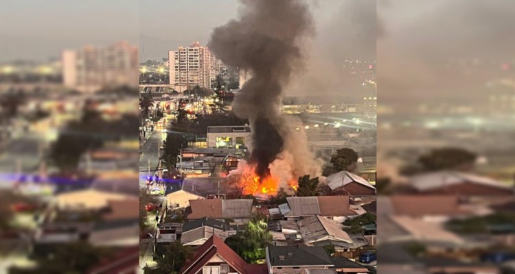 Incendio en La Cisterna deja dos personas afectadas por inhalar monóxido de carbono