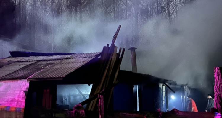 Una casa destruida y una pareja de adultos mayores damnificados deja incendio en Valdivia