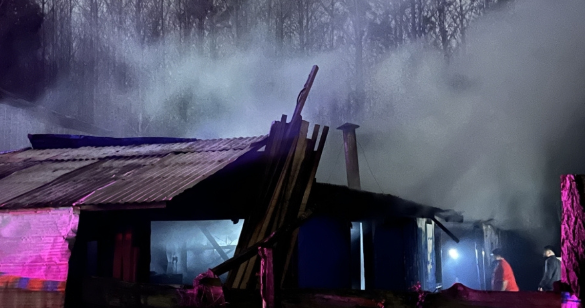 Una casa destruida y una pareja de adultos mayores damnificados deja incendio en Valdivia