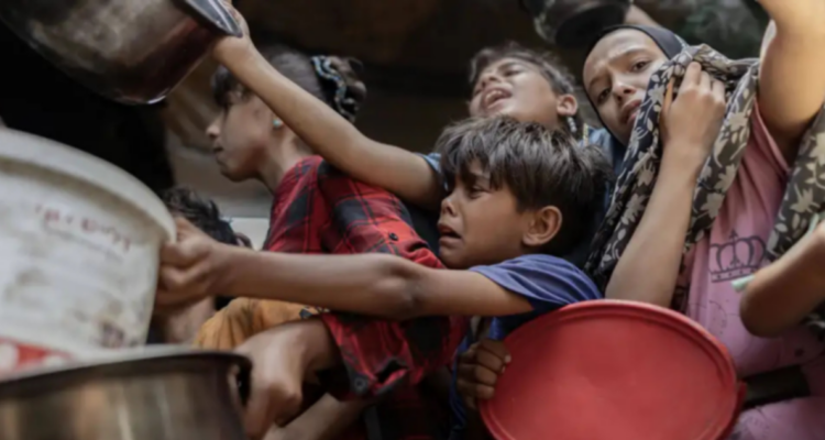 Niños haciendo fila por comida en Gaza