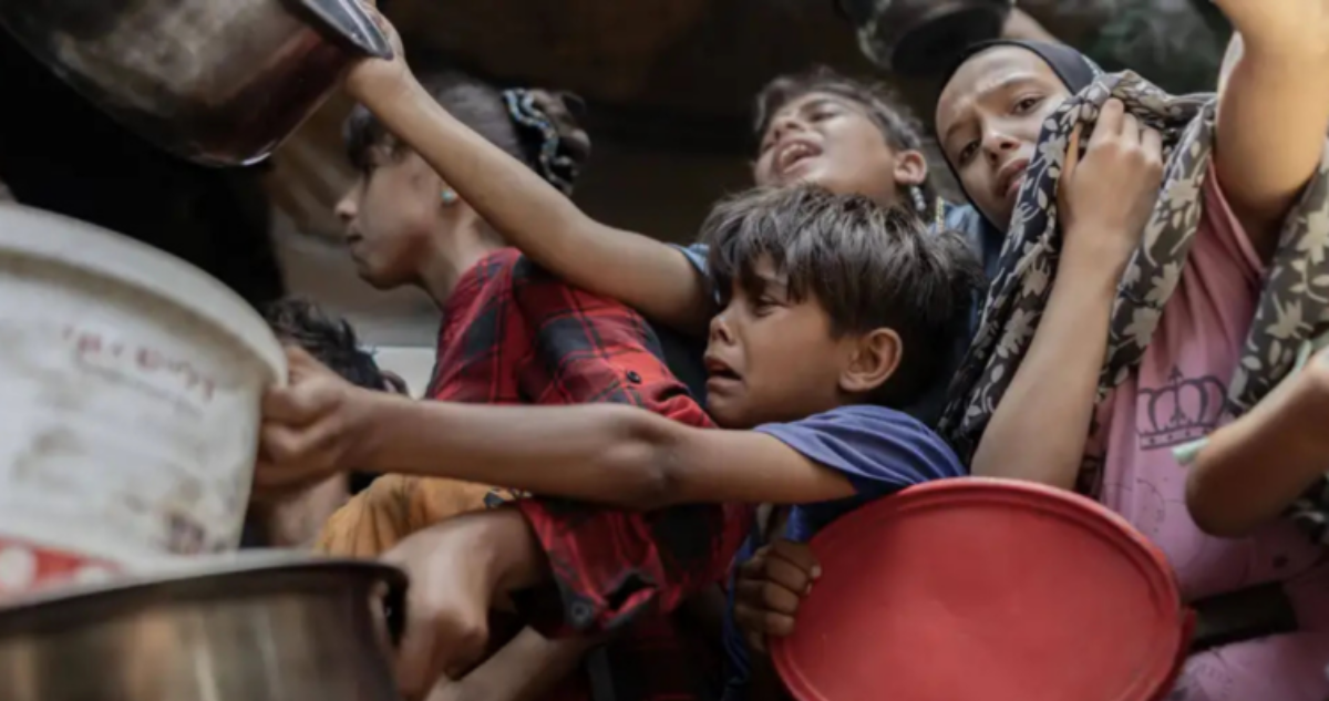 Niños haciendo fila por comida en Gaza