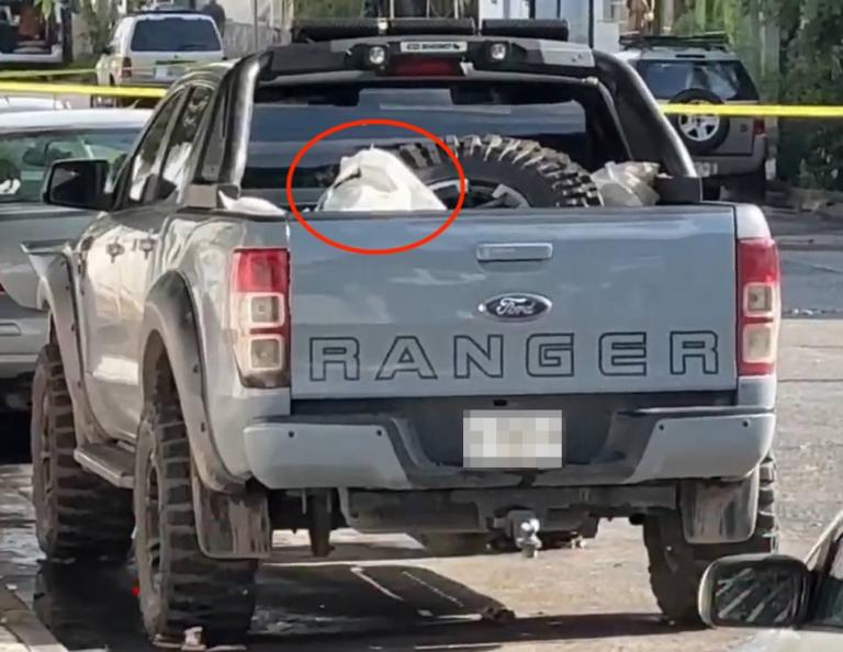 Foto de camioneta abandonada donde se encontraron los cuerpos de la influencer Esmeralda Ferrer y su familia