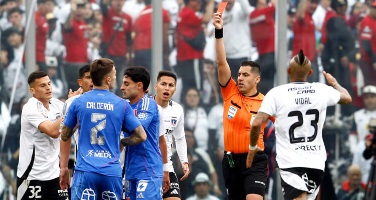 Informe arbitral del Superclásico omite muerte de hincha, fuegos artificiales y roces post partido