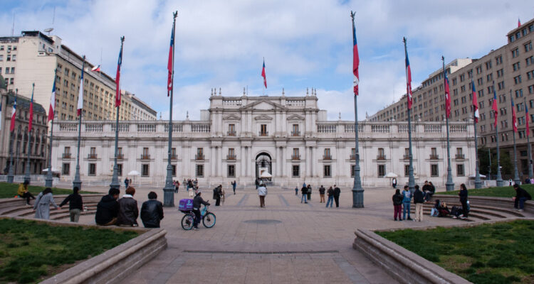 Gobierno recibe más de 30 propuestas para ahorro de gasto: incluye congelar dotación y sueldos un año