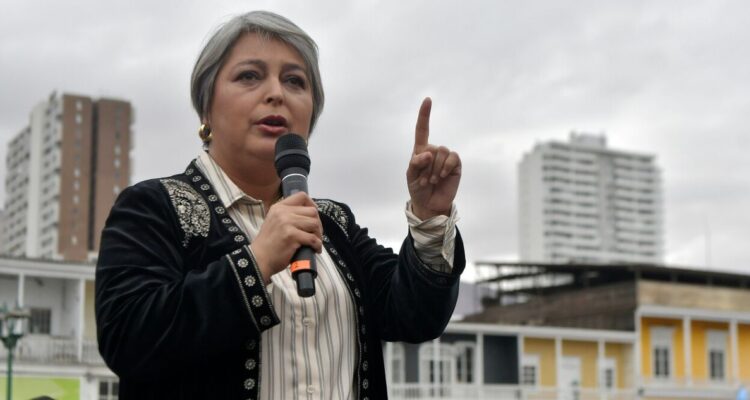 Jara se reúne con timoneles oficialistas tras polémica de Carmona: comando pide “dar vuelta la página”