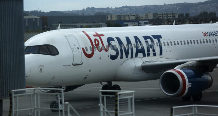 Jetsmart deberá pagar millonaria multa por trasladar cientos de pasajeros sin cumplir norma migratoria
