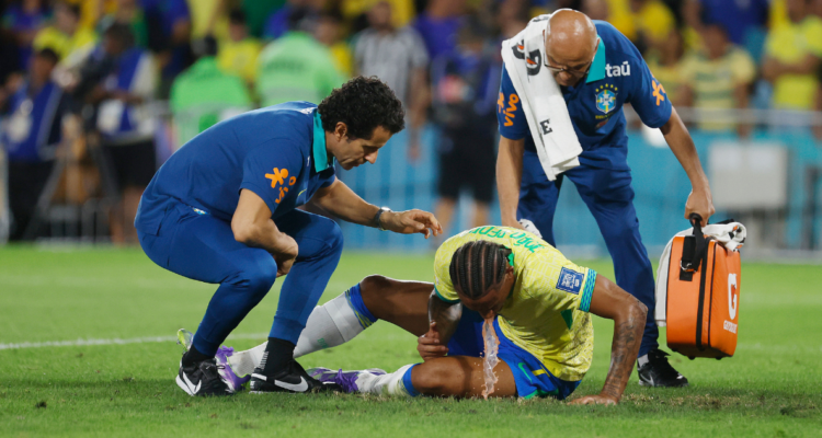 Video: Joao Pedro terminó vomitando tras duro golpe en duelo con La Roja por Eliminatorias