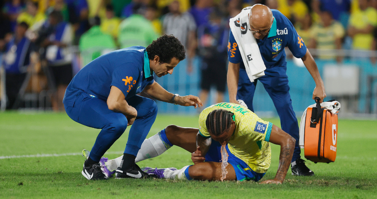 Video: Joao Pedro terminó vomitando tras duro golpe en duelo con La Roja por Eliminatorias
