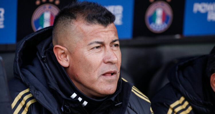 Jorge Almirón dirigiendo a Colo Colo en 2025