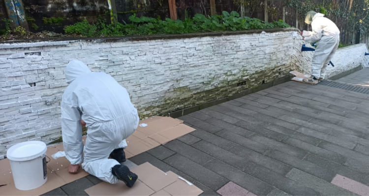 Jóvenes debieron pintar muros que ellos mismos rayaron en Puerto Montt por orden judicial