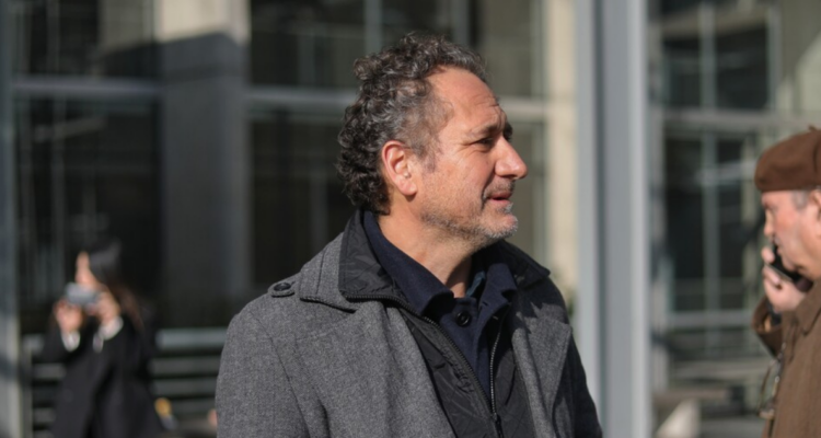Juan Pablo Sáez saliendo de tribunales en referencia a denuncia de violencia intrafamiliar
