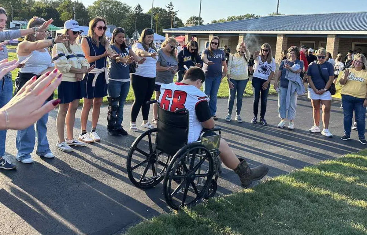 Madres de equipo rival hacen oración por Colton Mims, futbolista aplastado en duelo escolar en EEUU