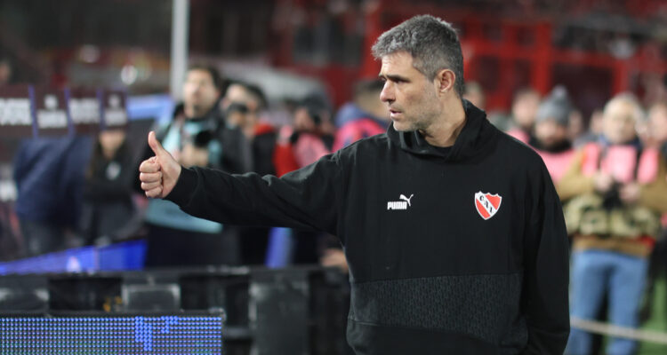Julio Vaccari dirigiendo a Independiente