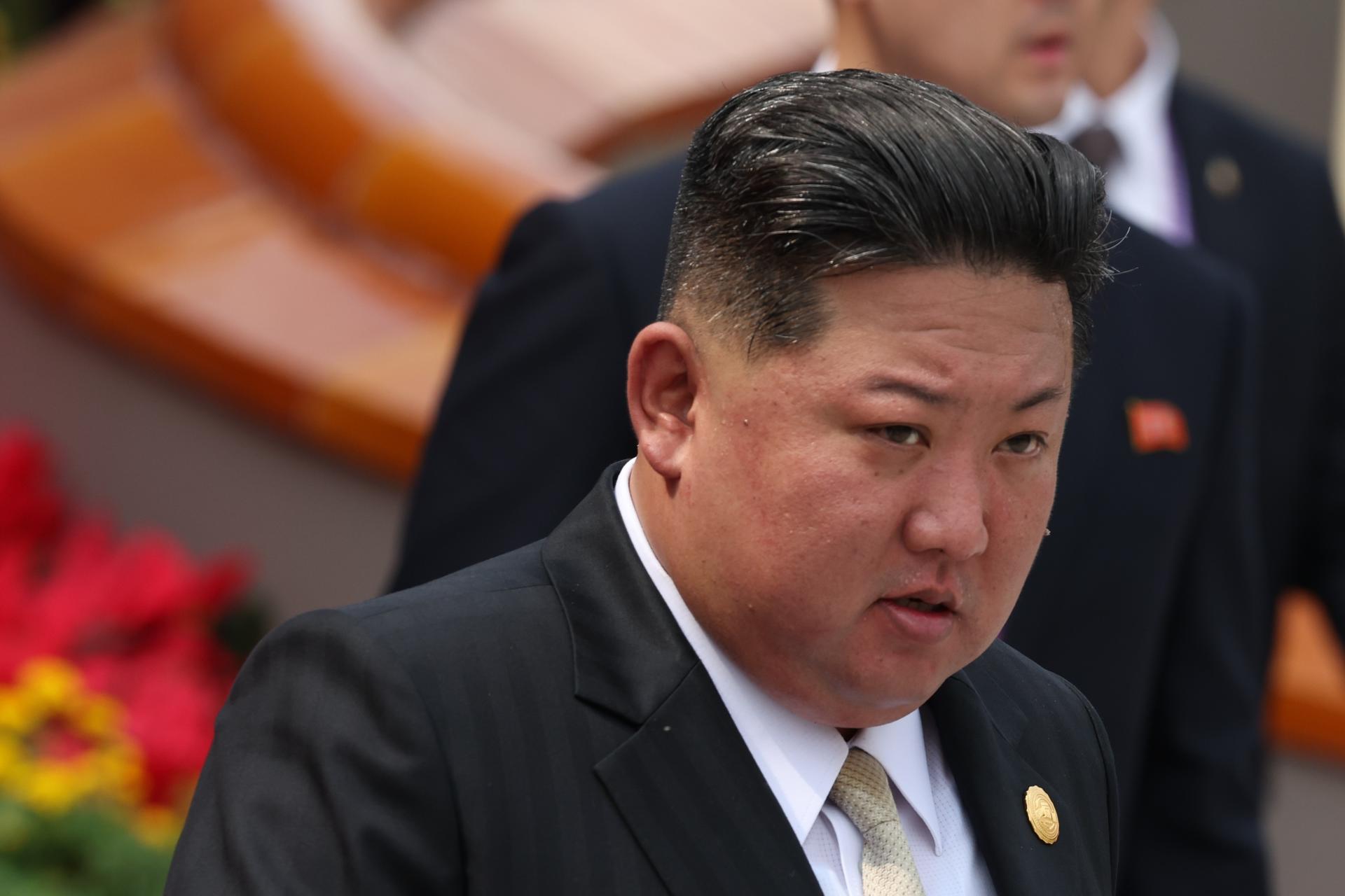 El líder norcoreano Kim Jong-un llegando al desfile militar en Pekín