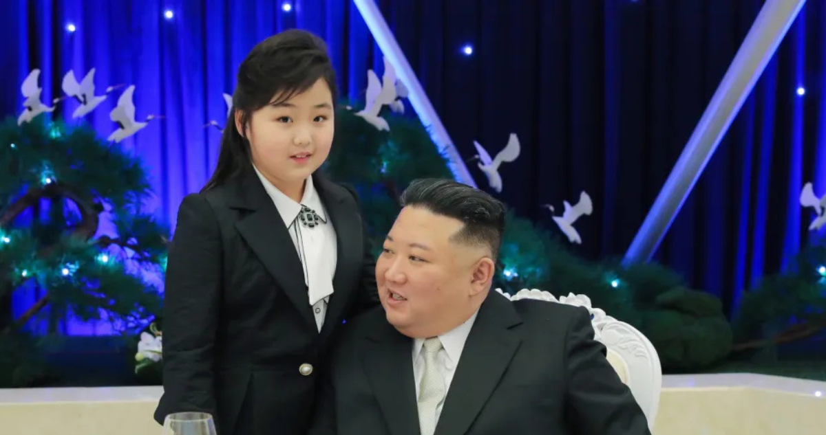 La hija del líder norcoreano Kim Jong-un junto a su padre en febrero de 2023