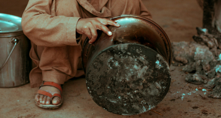 Foto de contexto de niño buscando comida