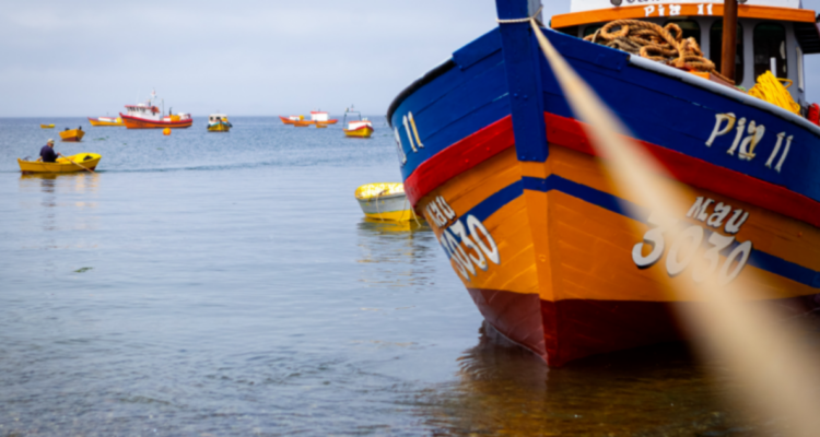 Foto de contexto de bote en borde costero