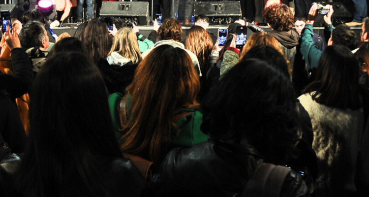 Personas en acto de campaña